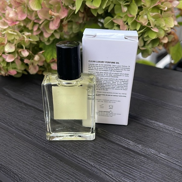 Gloss Moderne - Clean Luxury Roll on Perfume Oil - RÊVES - Picture 5 of 12